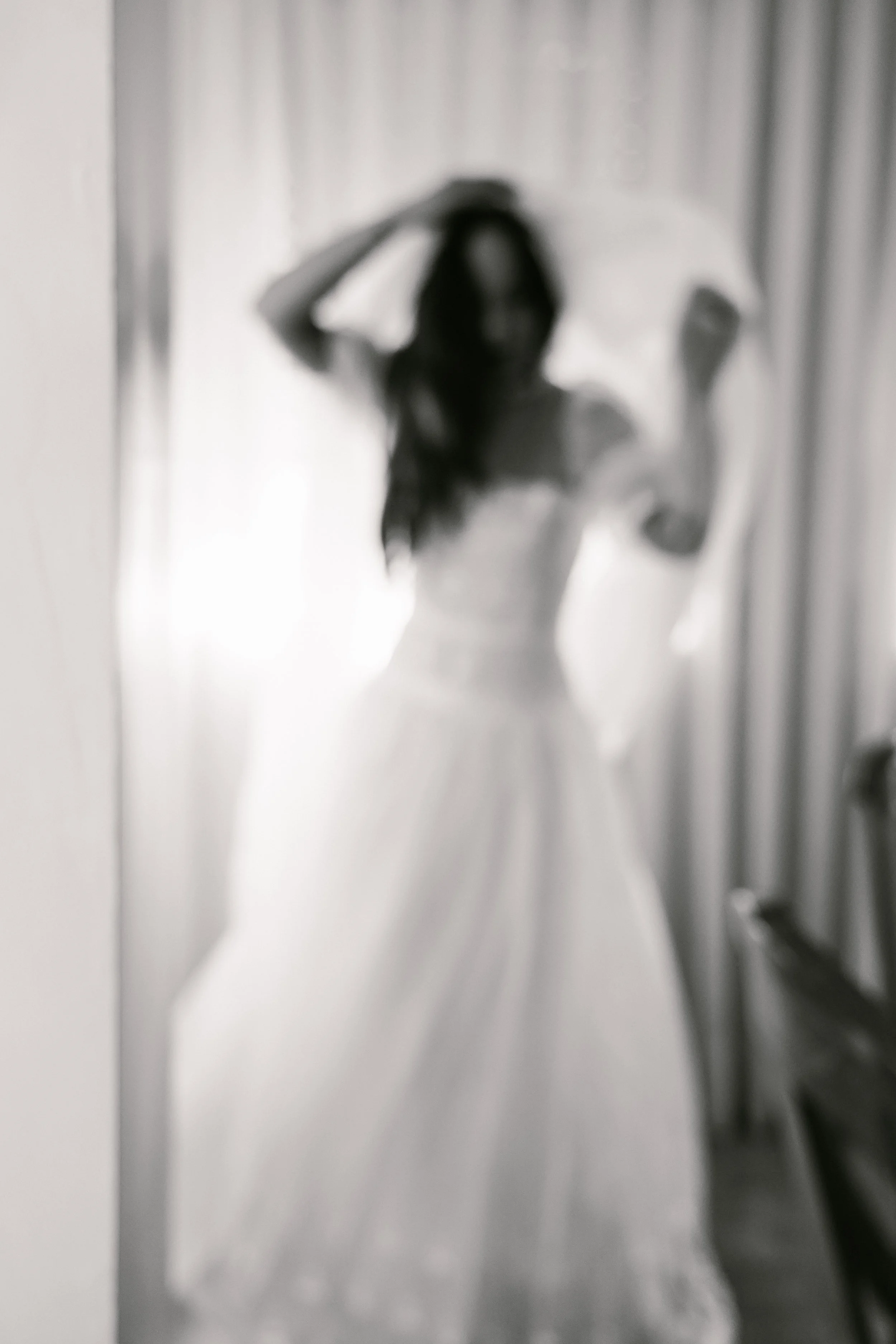 Mujer con vestido largo en un espejo difuso