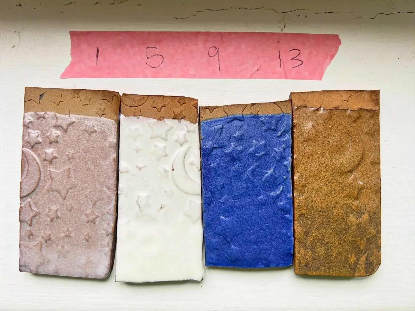 Test tiles for glazes. The first tile is the glaze base and the following 3 tiles have been adjusted to get different colors, opacity and shine. This happens on Mondays at @activatelearn with my queen, Jane Hanson 🩷. I then take the tiles back to Mo