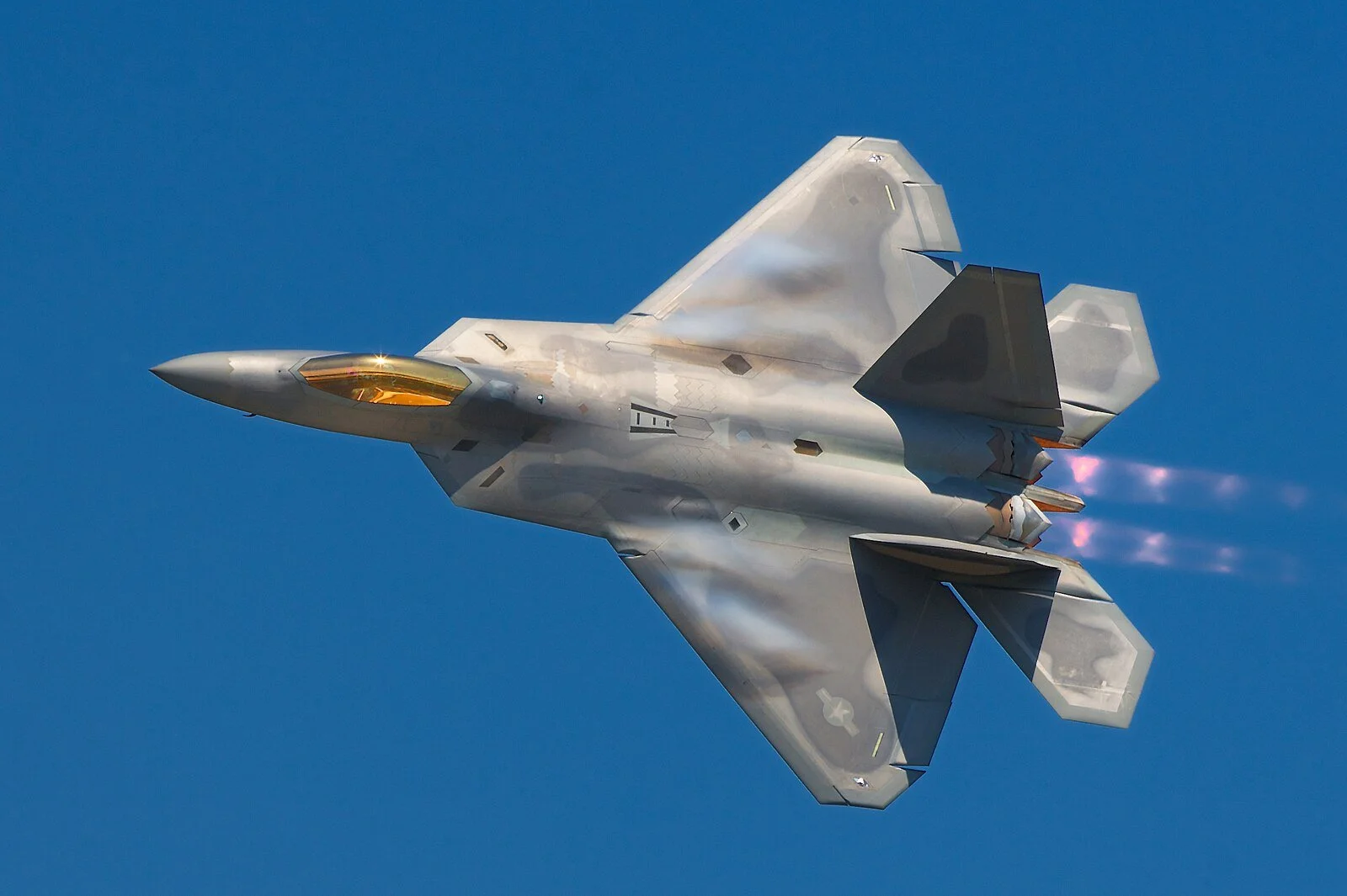 A Lockheed Martin F-22A Raptor fighter. Credit: Rob Shenk. https://creativecommons.org/licenses/by-sa/2.0/