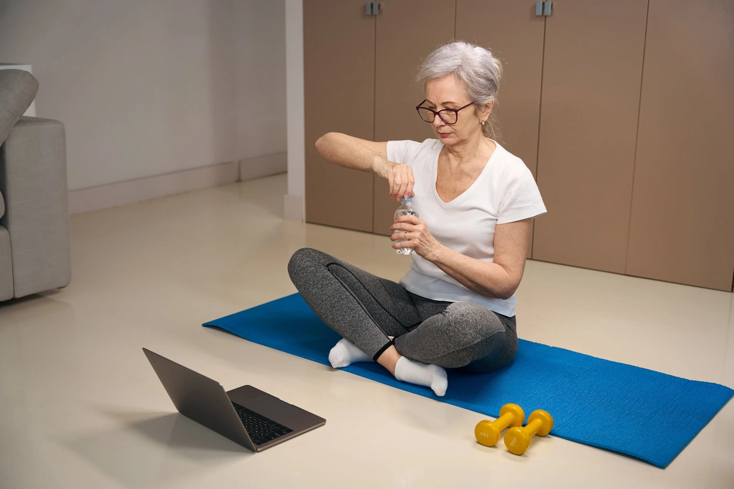 SRT certified practitioner guiding a patient through an exercise