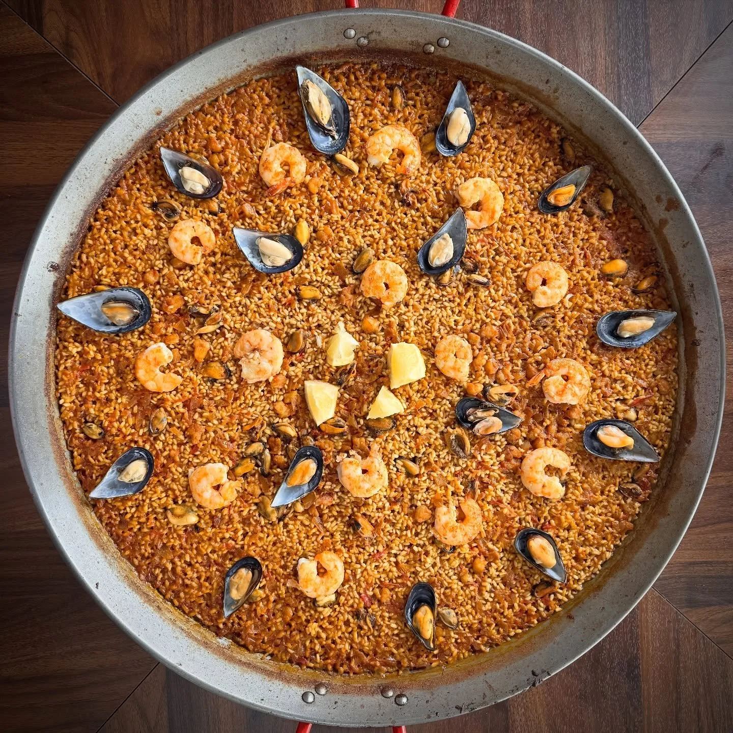 There’s no great seafood paella without a great broth. 🥘 
It’s where all the magic begins — the depth of the sea, the sweetness of the vegetables, and the soul of Spain in every spoonful. 🌊🇪🇸
At Tapeo, we only use the freshest i