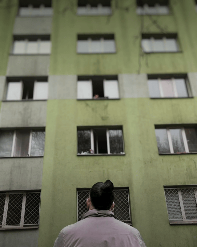 NG_PHO_StoryBehindEveryLens_4x5_Panel06_MASTER.gif