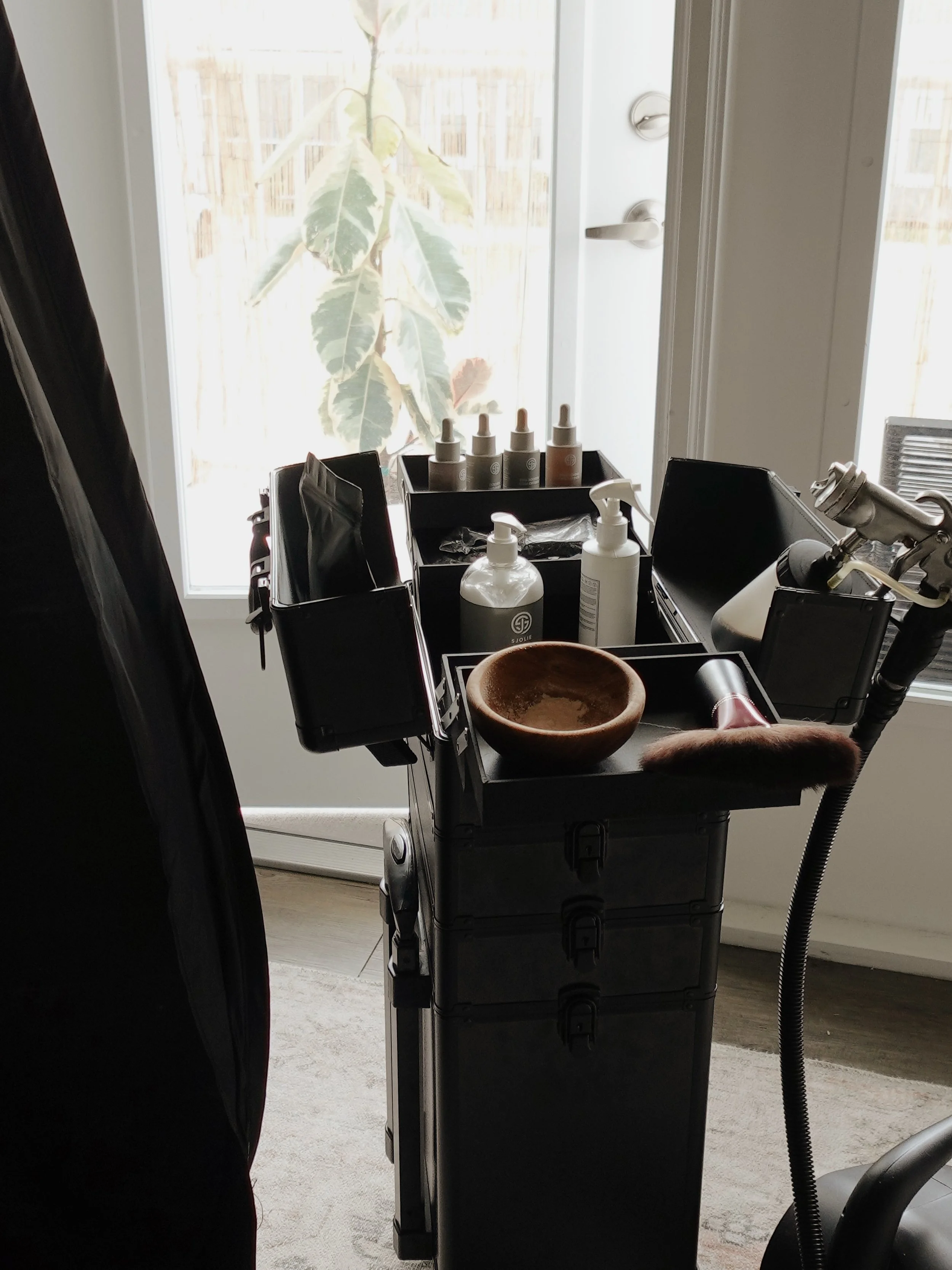 Luxury is staying exactly where you are.

No driving sticky across town. 
No sitting in a waiting room. 
No added stress to your schedule.

Whether you&rsquo;re getting ready for a wedding, event, vacation, photoshoot, or simply want to feel your bes