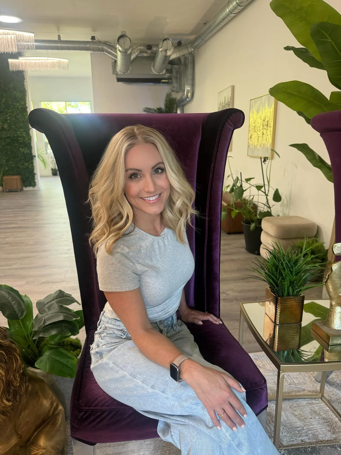 👑💫Golden Blonde is the perfect choice for fall! Kate looks fantastic !! Creating dimensional blondes is one of my true passions! 💫👑 
#seattlehairstylist #seattleblonde #framesiofficial #seattleblondespecialist #seattlecolorist #burienhairstylist