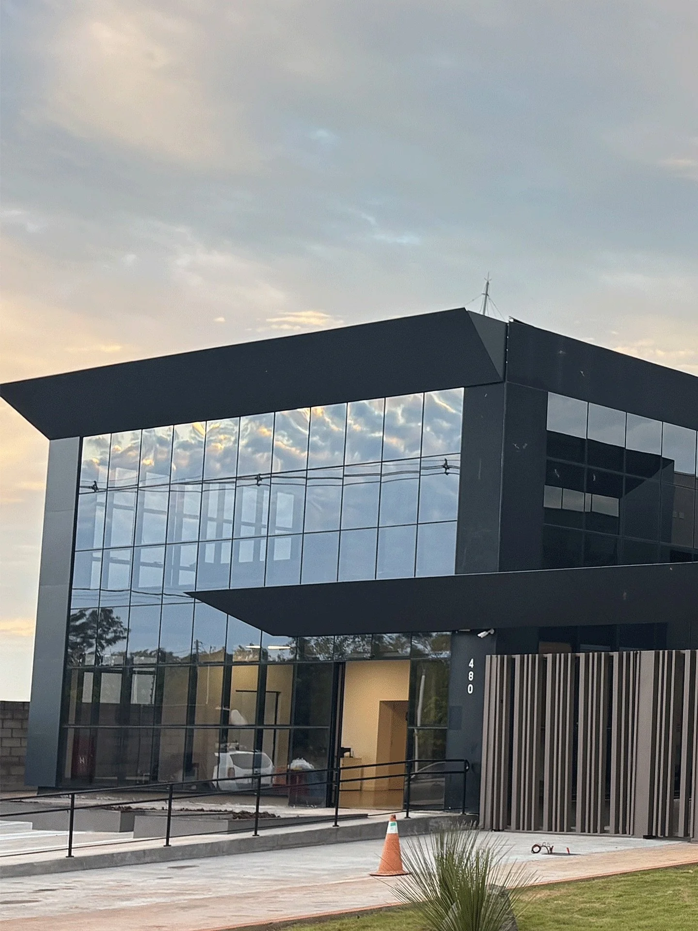 💎 Mais uma grande obra entregue com excelência!
Este prédio comercial foi construído desde o alicerce ao acabamento para a Tereos, uma das maiores empresas do setor sucroenergético do mundo — e é motivo de or