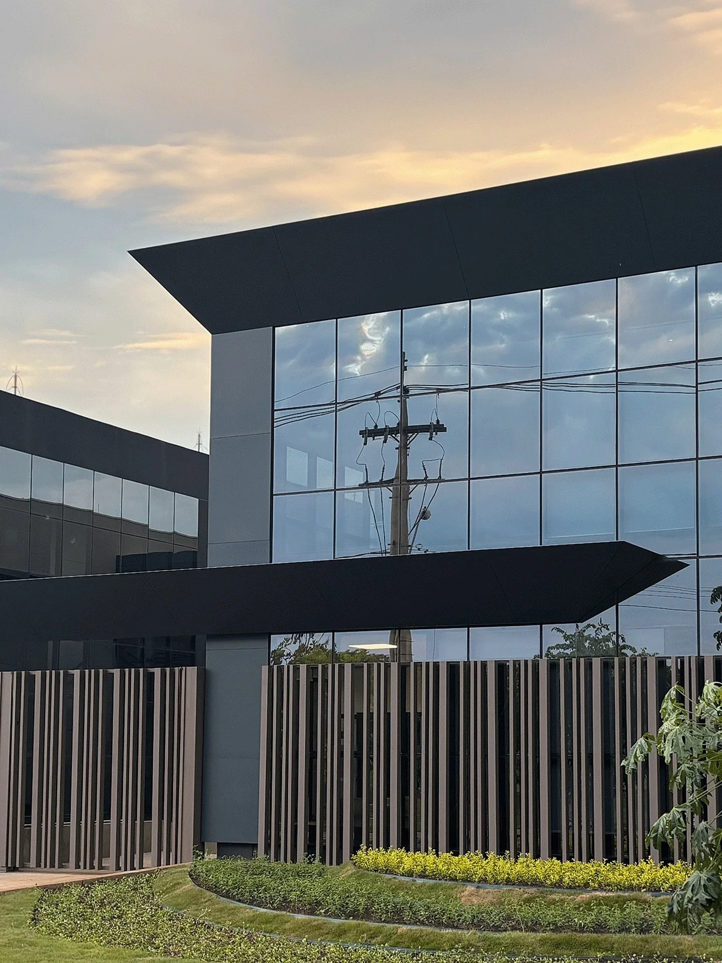 💎 Mais uma grande obra entregue com excelência!
Este prédio comercial foi construído desde o alicerce ao acabamento para a Tereos, uma das maiores empresas do setor sucroenergético do mundo — e é motivo de or