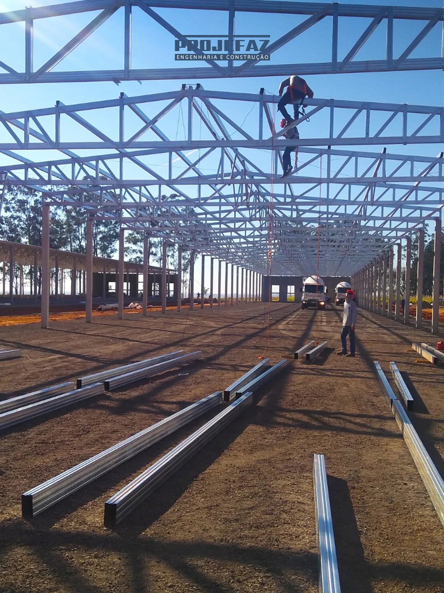 🏗️ Infraestrutura inteligente para o campo.
A Projefaz entrega soluções sob medida para o agronegócio, com foco em produtividade e resistência. Do campo à indústria, entregamos com excelência.