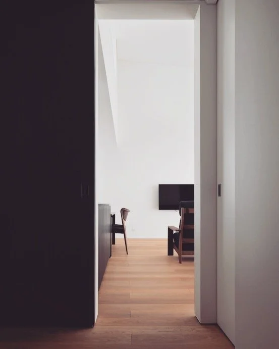 材木町の家
リビングダイニングは明るい白をベースとして広々とした印象に。和室は暗いトーンの塗り壁にして落ち着いた印象に。
#注文住宅 #福岡の設計事務所 #ロフトのある家 #木造住宅