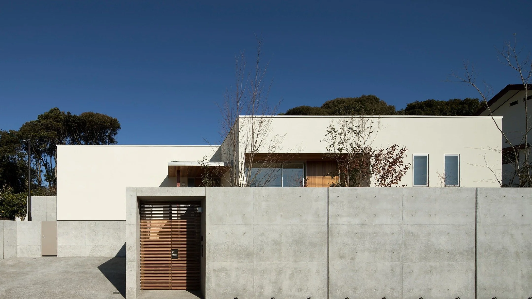 権常寺の家

中庭がある平屋の住宅です。
植栽や家具も選定させていただきました。

キッチン、リビング、ダイニングのどこにいても中庭を楽しめます。#平屋#atsquarefuk