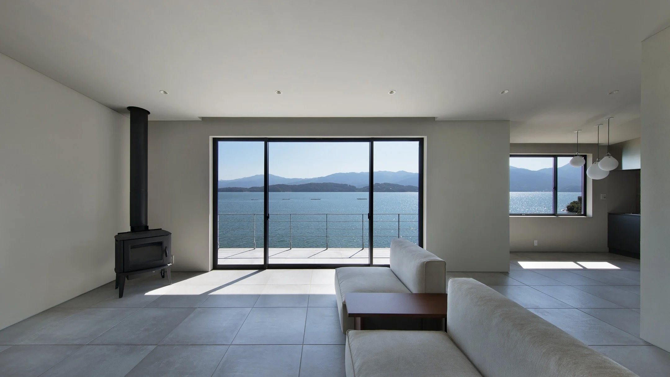 崖の別荘

暖炉を囲む場所と小さいキッチン
夏でも冬でも楽しめる場所となっています。#別荘建築#糸島#海の見える別荘