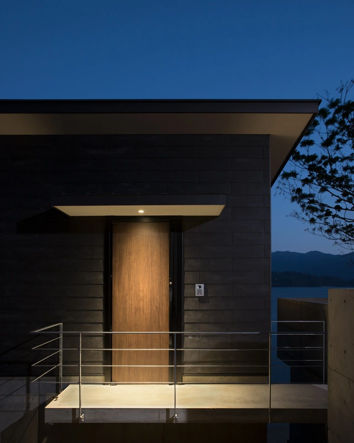 崖の別荘

穏やかな海を一望できる場所に
2階建の別荘を計画しました。

開放的なバスルームでは人目を気にせずくつろげます。#別荘建築 #糸島