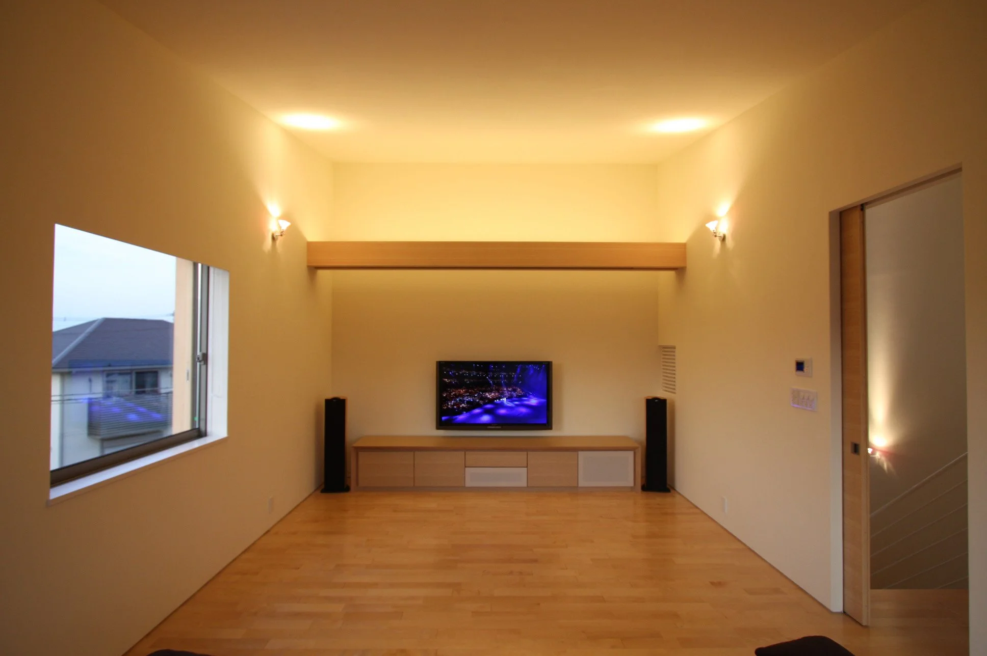 19 TheaterHouse居間夕景3.jpg