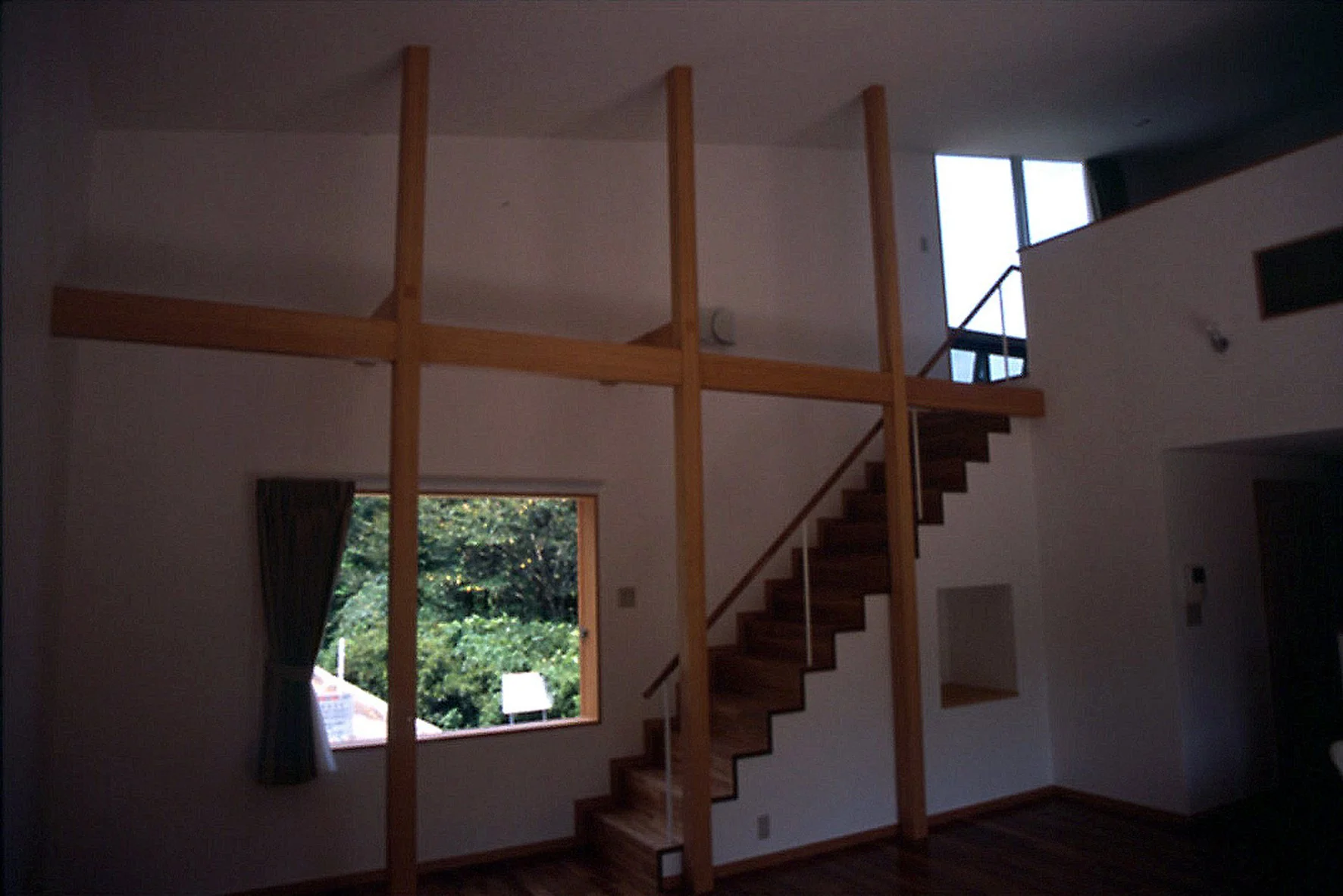 04日の里の家2-階段下から.jpg