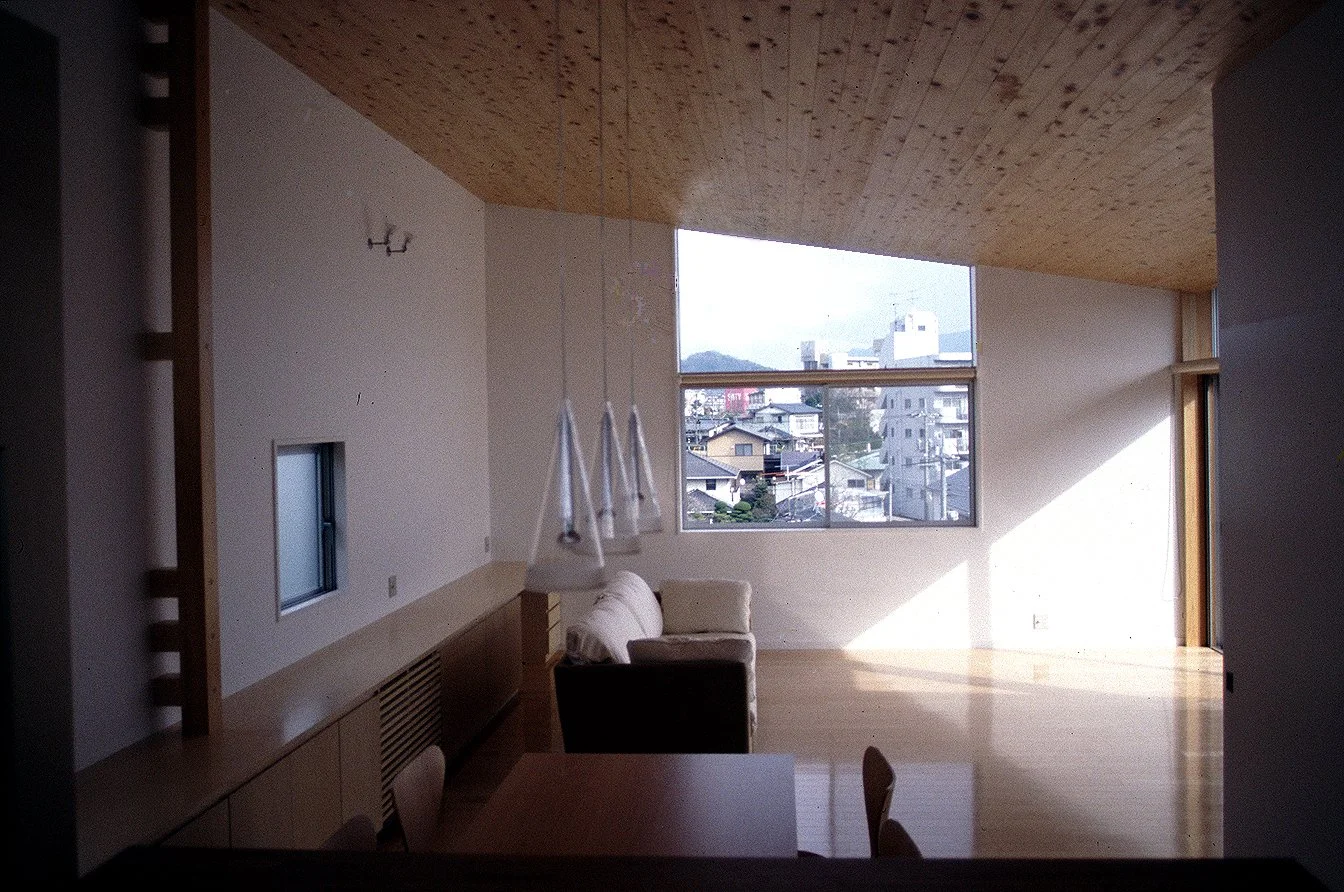 下関の家-居間昼.jpg