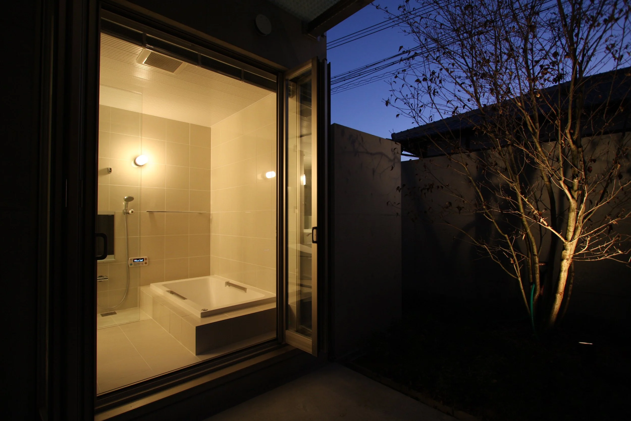 17　FeelingofCube邸浴室夕景01.jpg