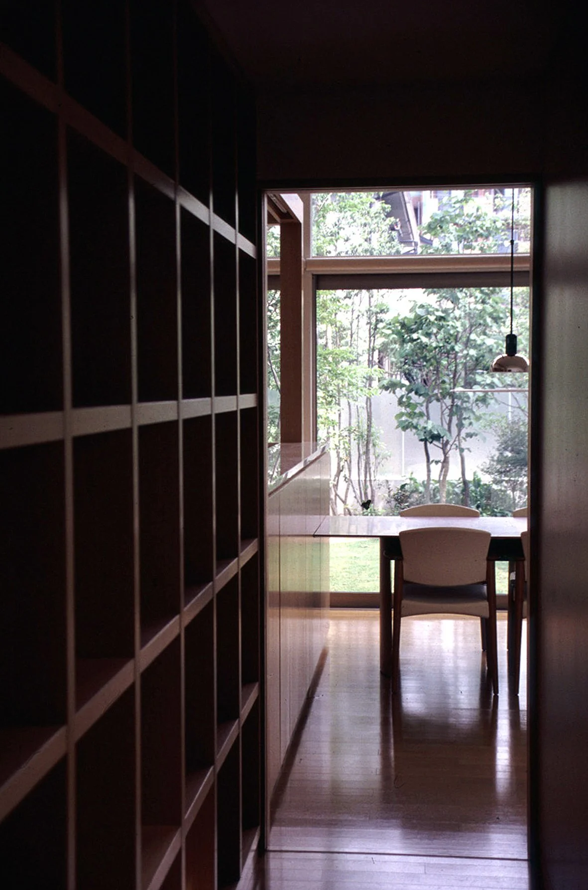 05大楠の家-廊下より食堂.jpg