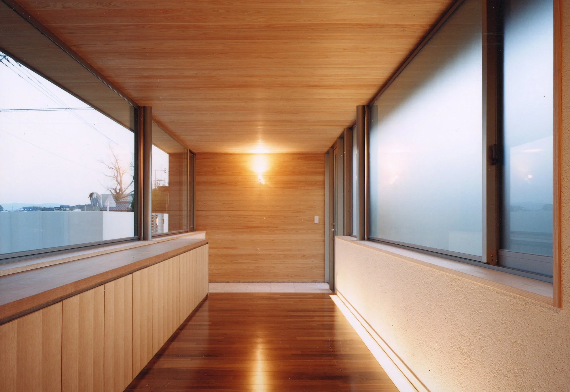 伊川の家 廊下.jpg