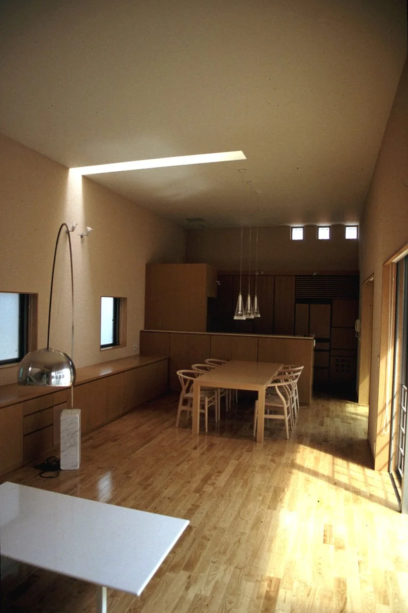 Lucent Court 居間より食堂.jpg
