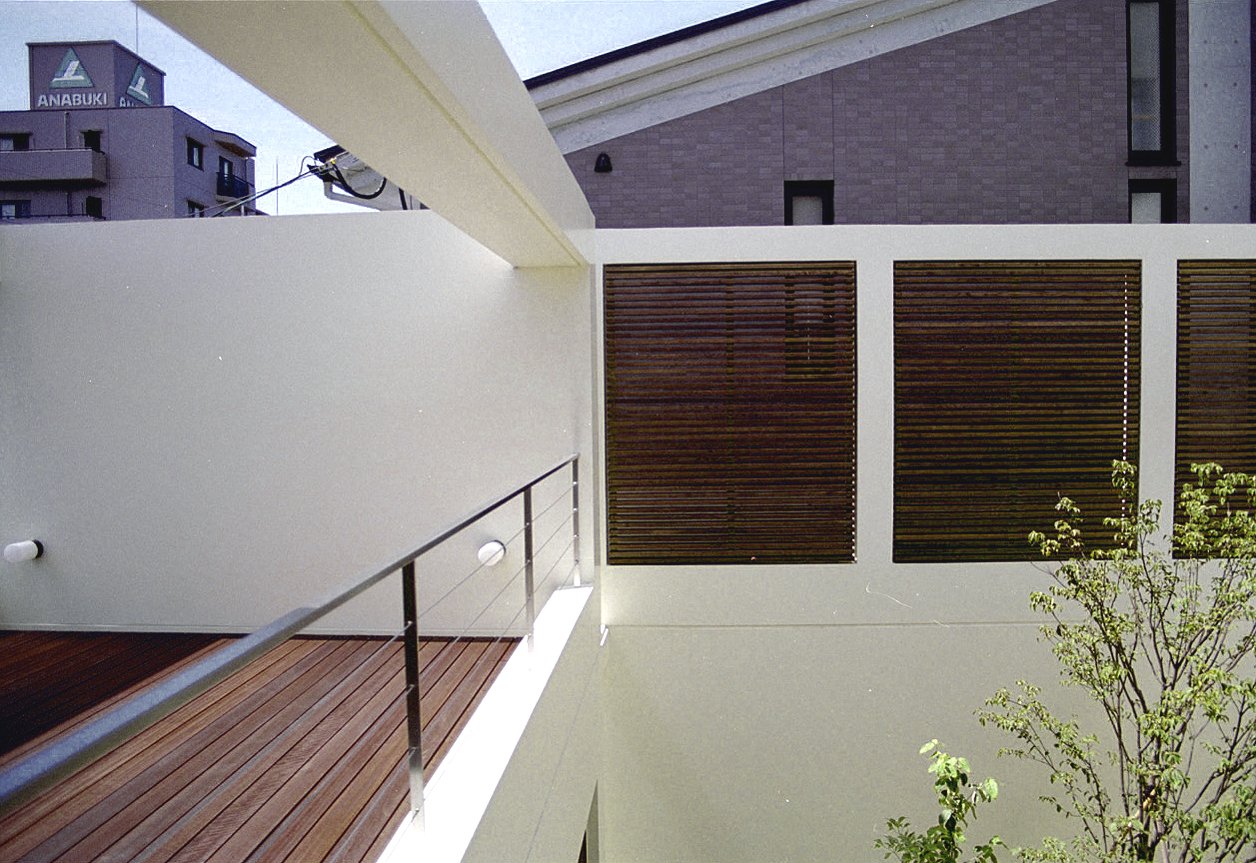 Lucent Court 居間よりベランダ.jpg