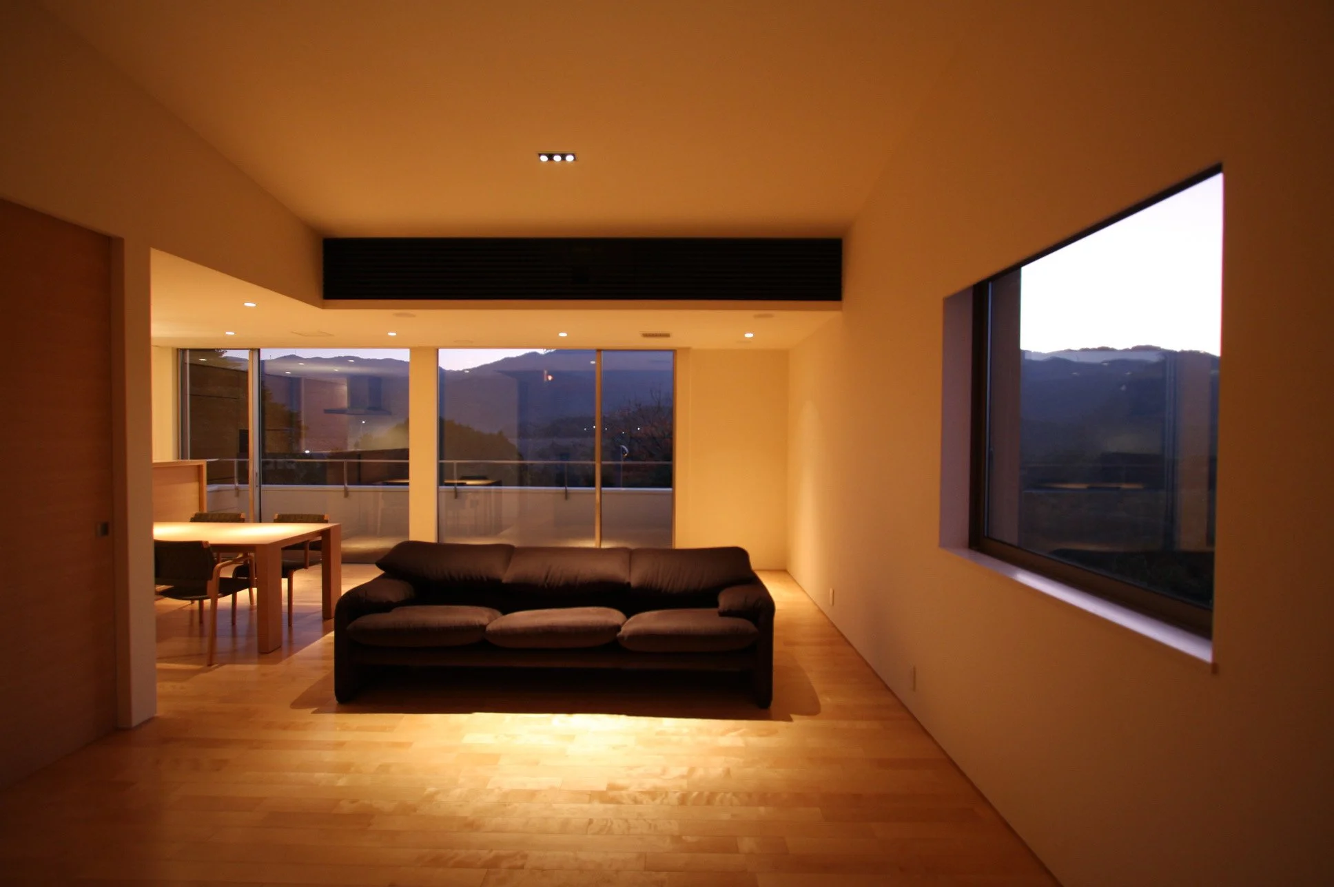 20 TheaterHouse居間夕景1.jpg