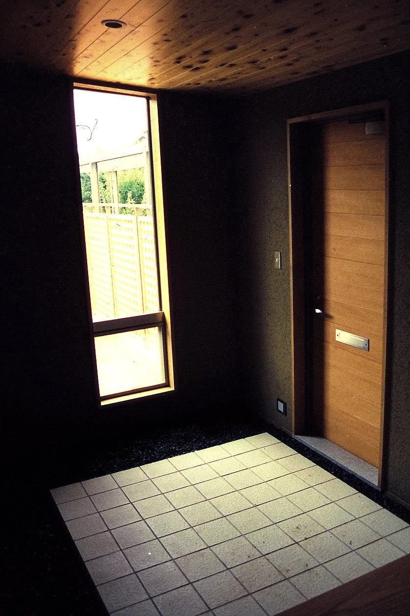 サンルームの家-玄関.jpg