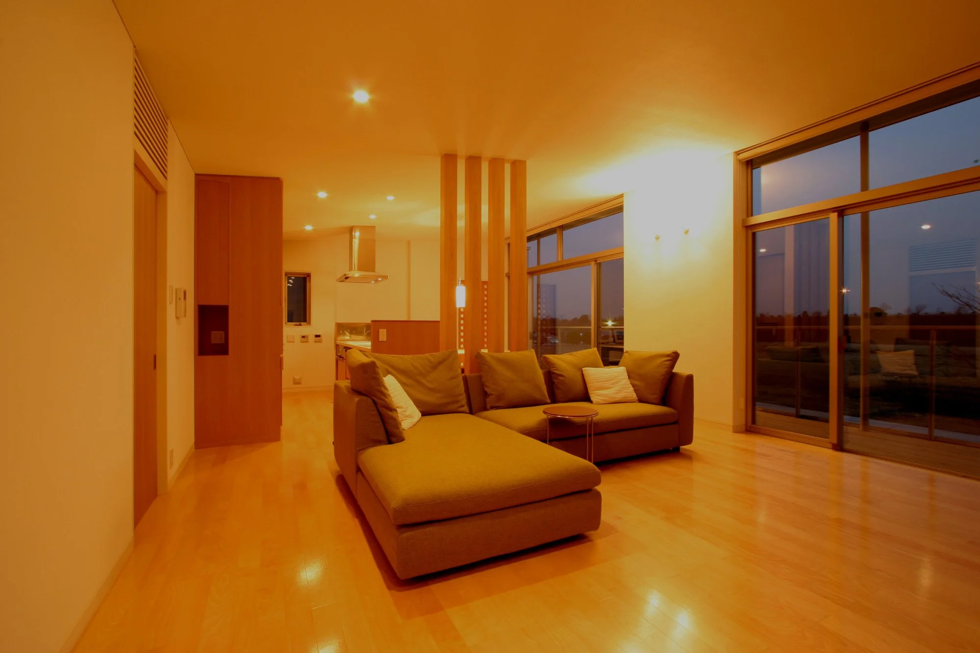 22　SARU'S HOUSE夕景居間03.jpg