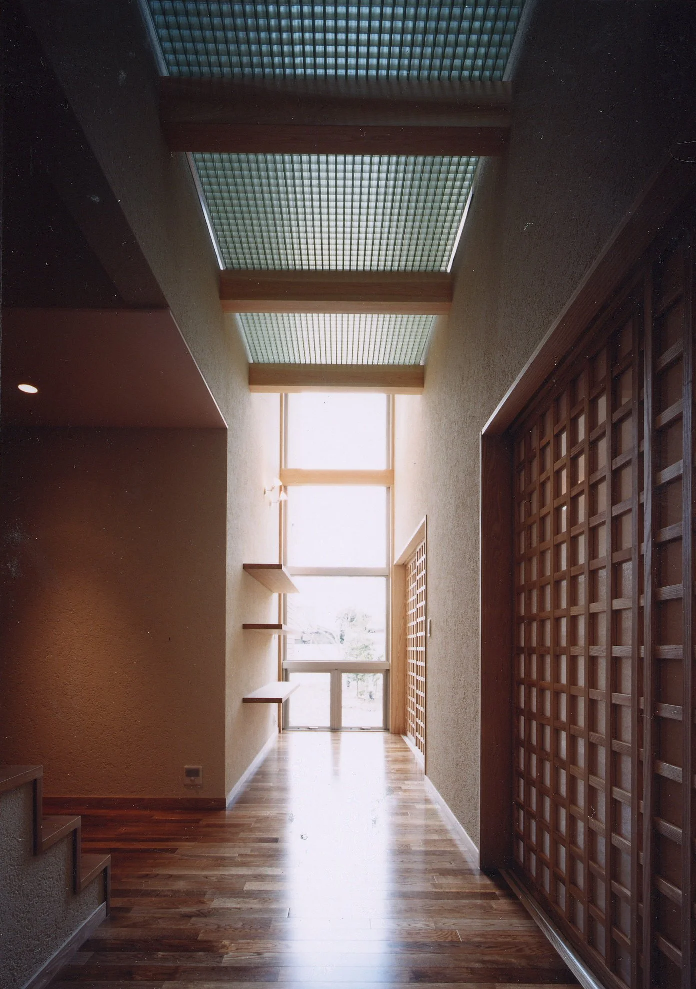 伊川の家 廊下02.jpg