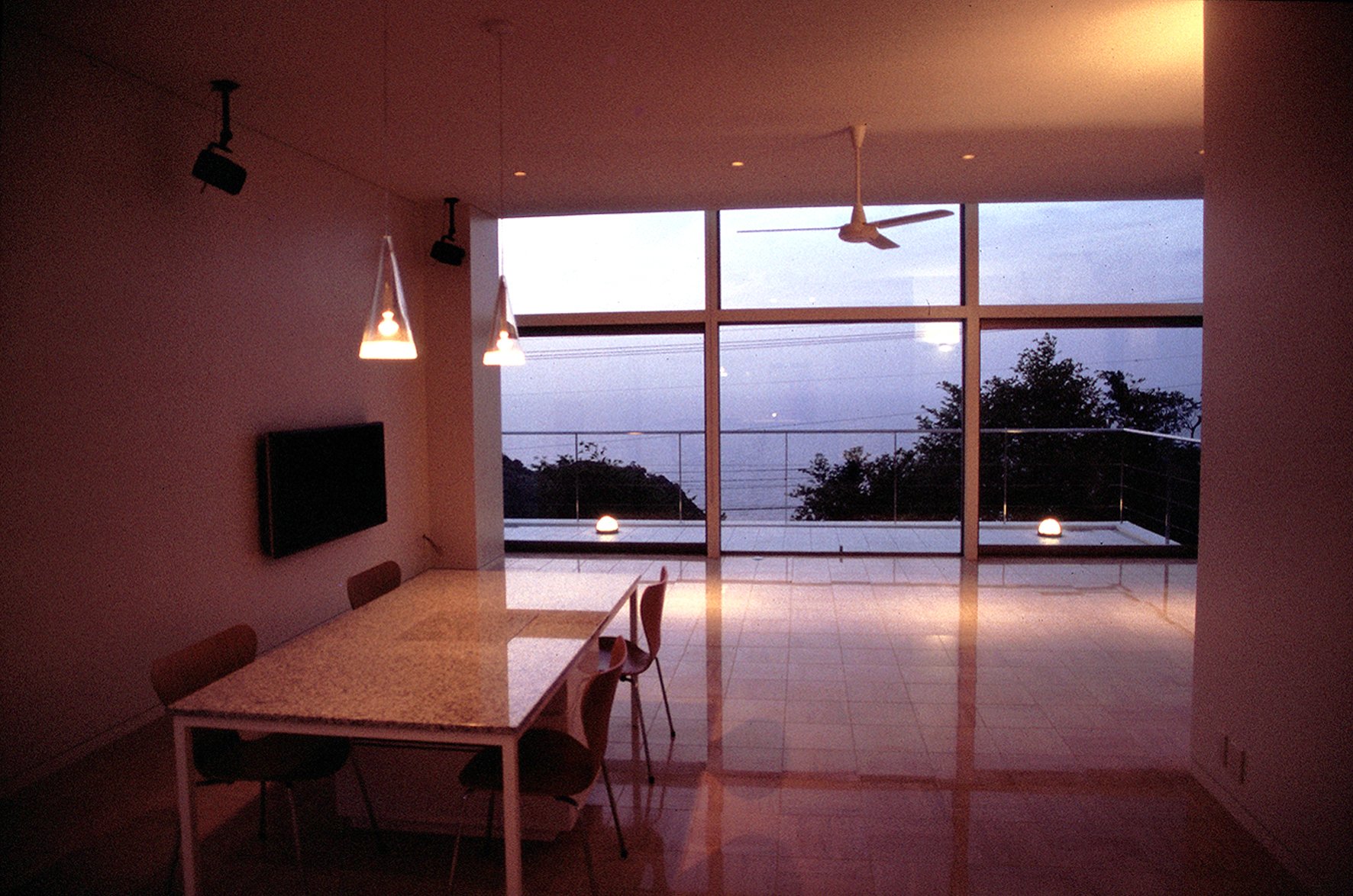 04CASA ROSSO-居間夕景.jpg