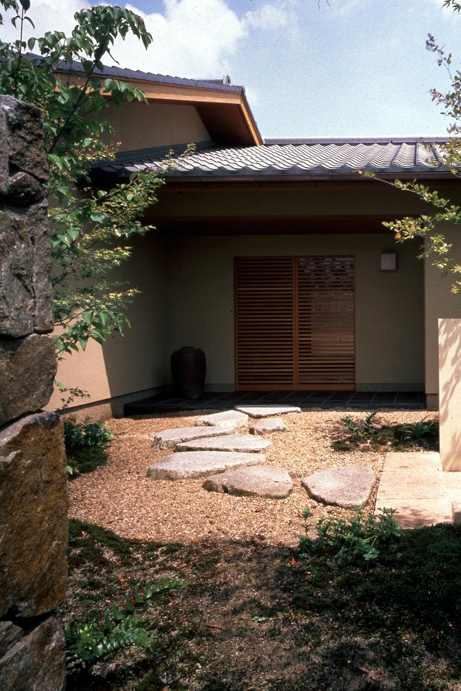 甍の家- 玄関外部.jpg