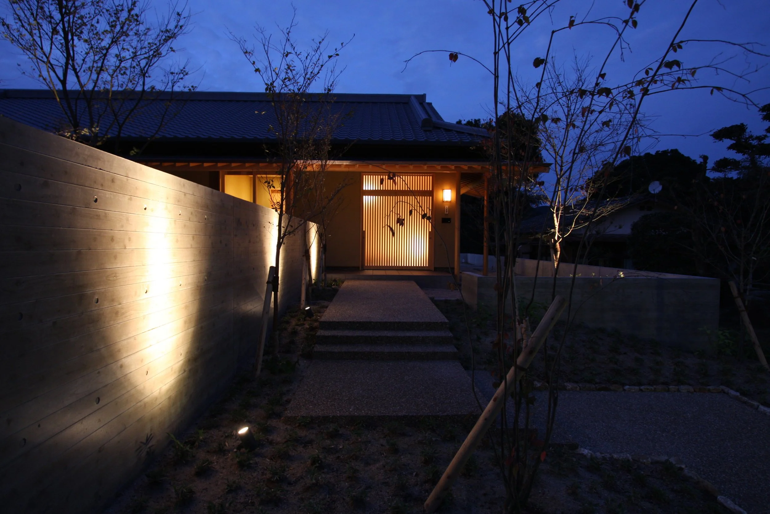 良日庵外観夕景03.jpg