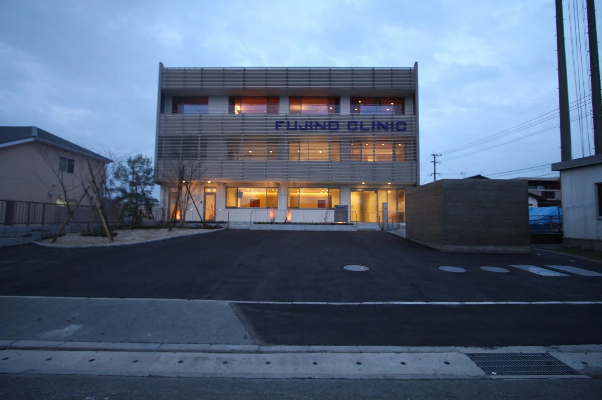 藤野医院外観夕景1.JPG