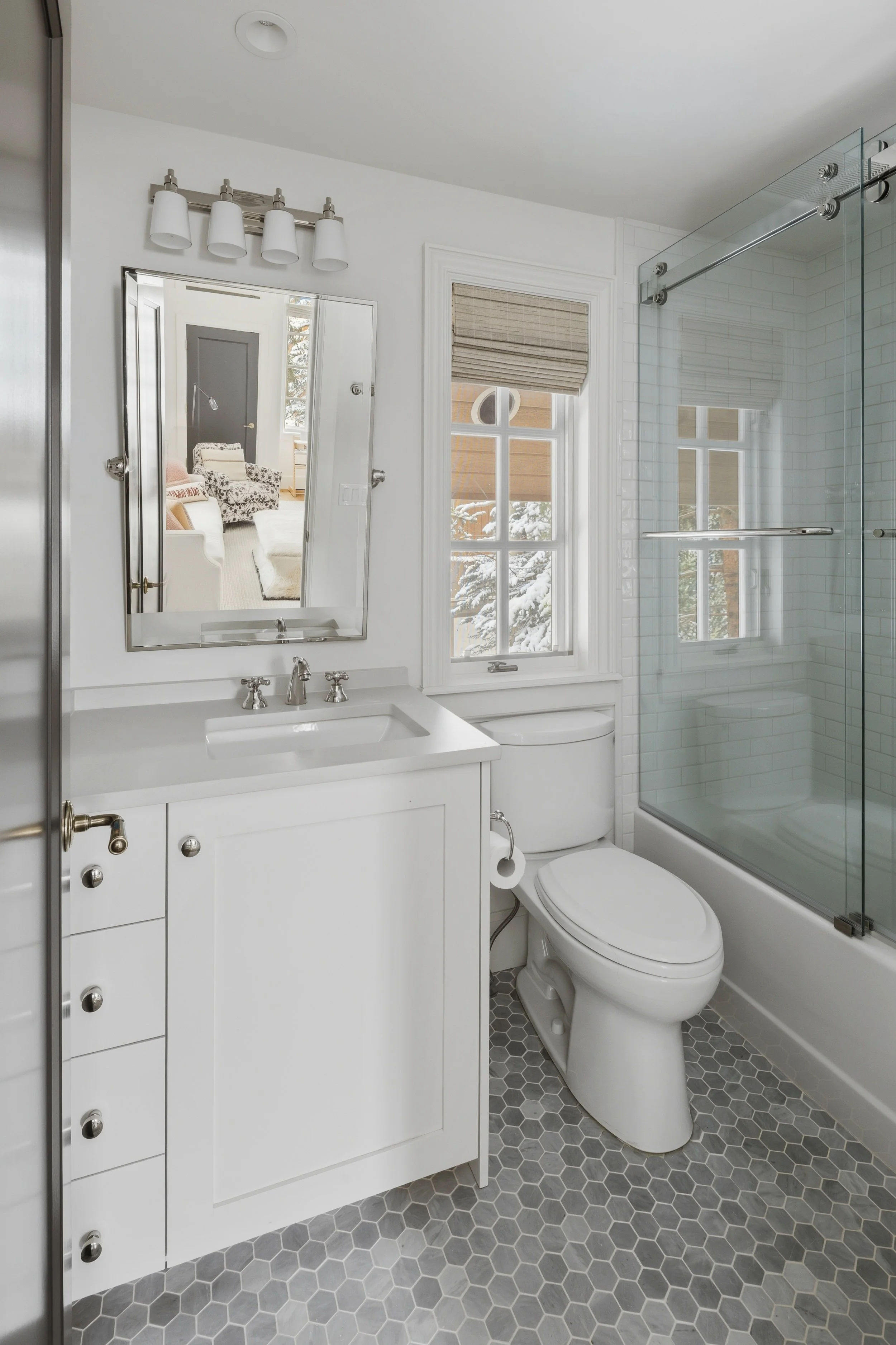 Lockoff bathroom 4.jpg