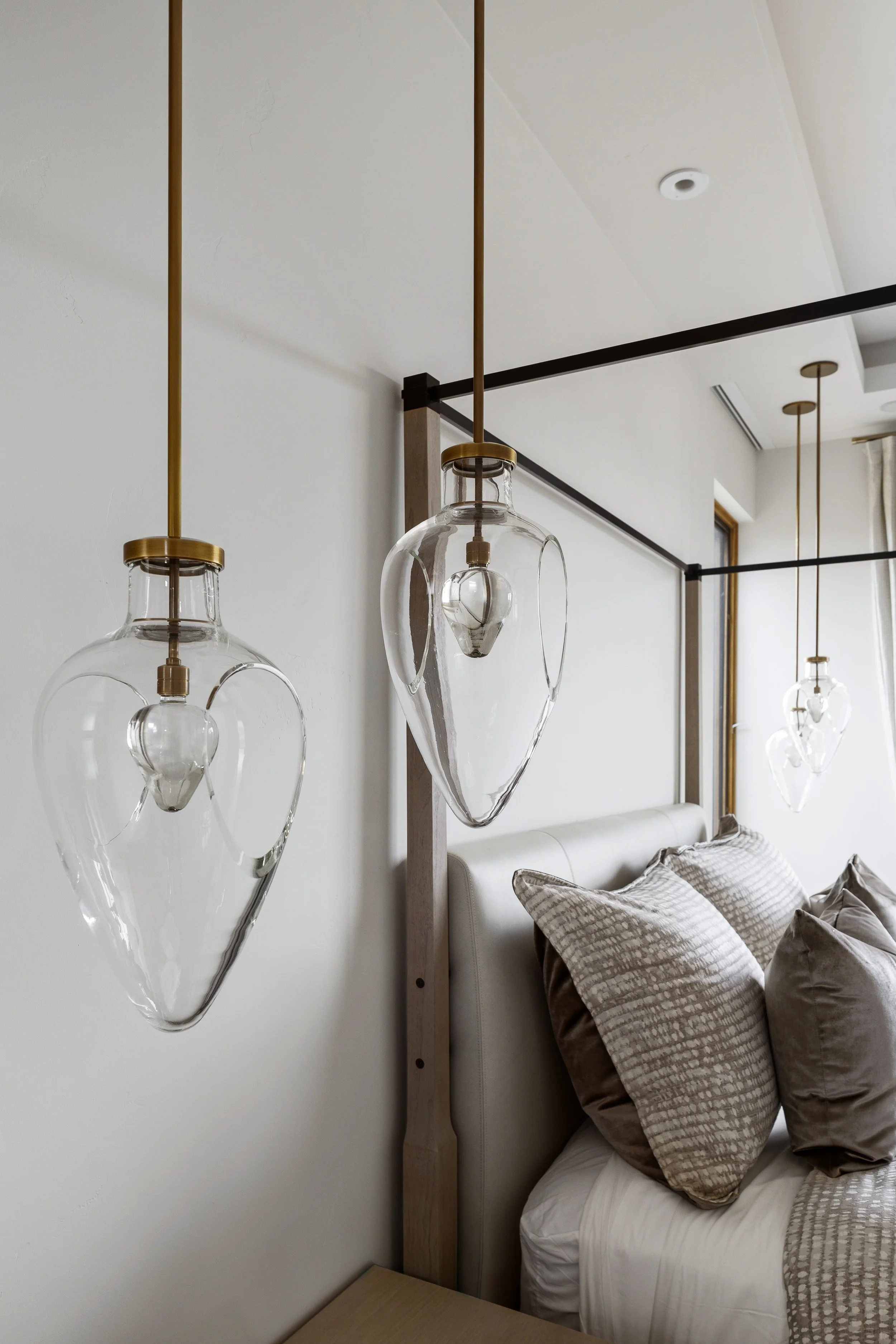 Primary bedroom - Light fixtures.jpg