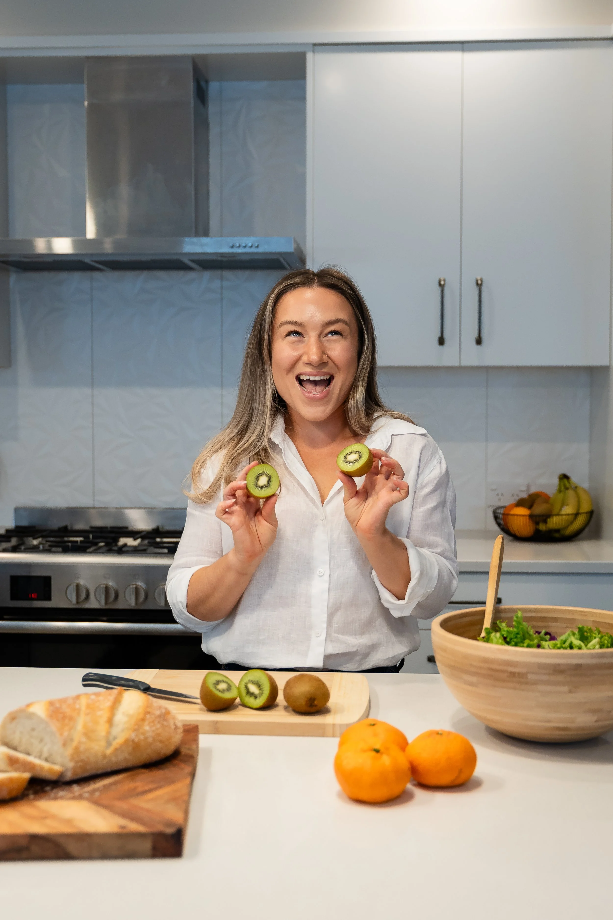 IBS Dietitian holding kiwi fruit
