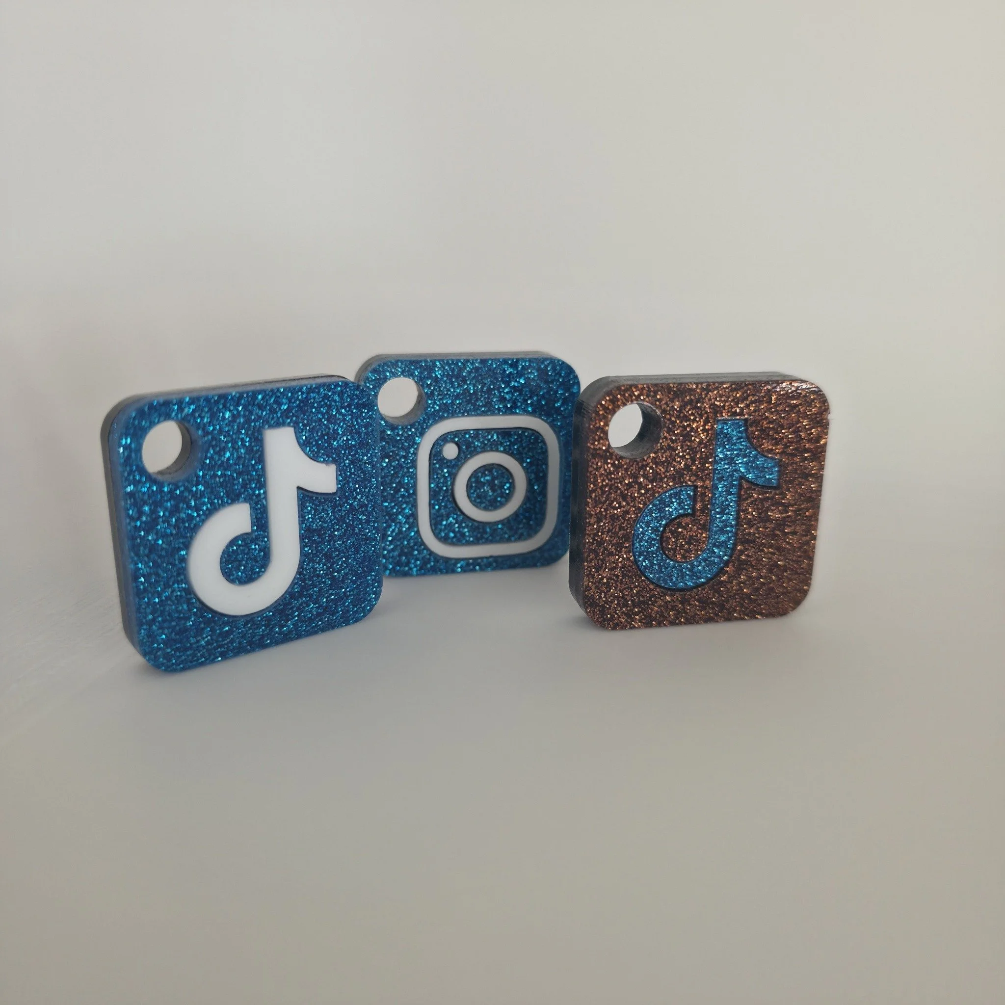 Made some NFC social media keychains the other day.. check them out.. #Handmade #FridgeMagnets #HandmadeWithLove #DIYCrafts #SmallBusiness #FridgeDecor #MakersGonnaMake #CustomMagnets #Craftstagram #SupportSmallBusiness