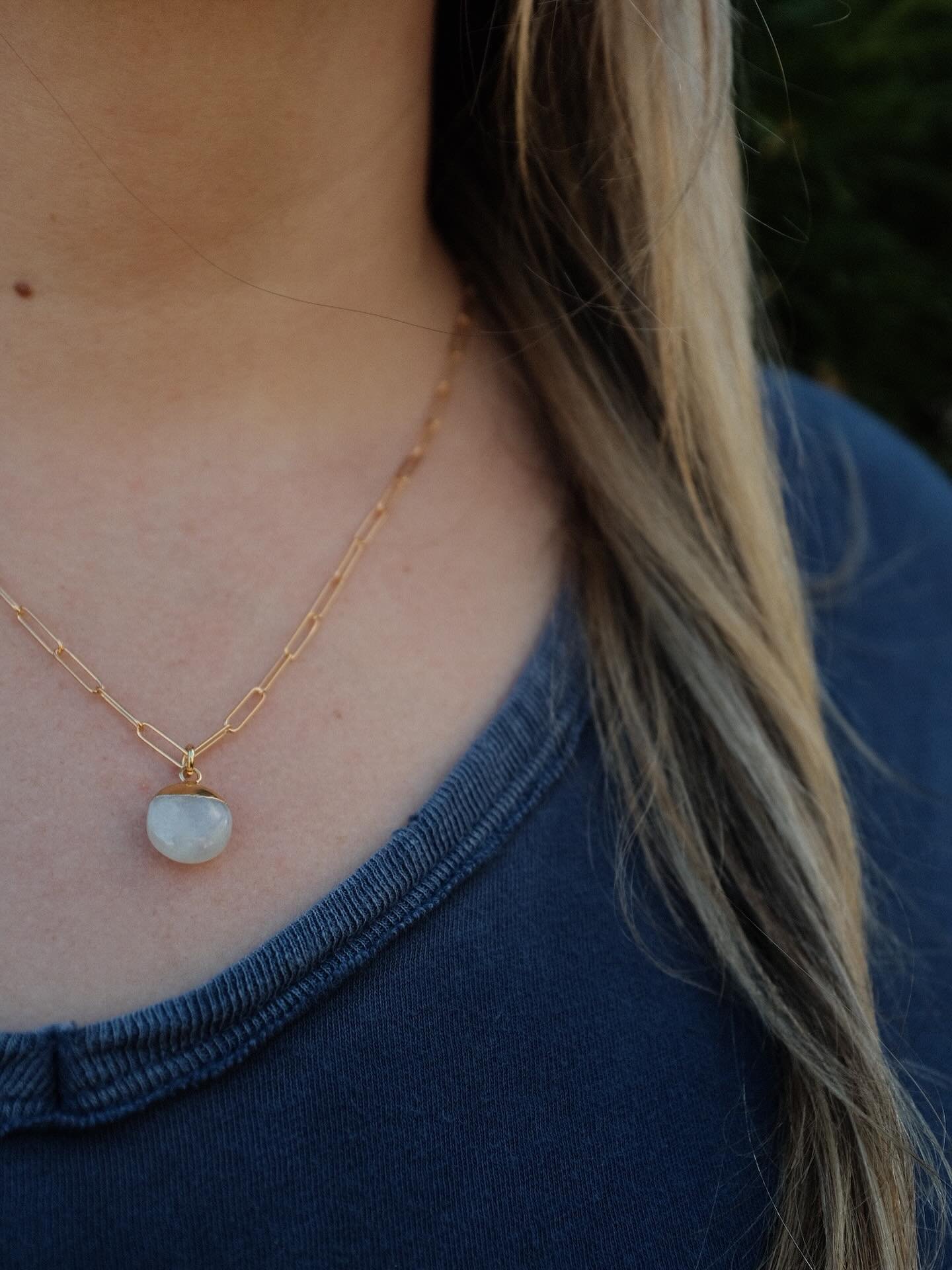 she&rsquo;s a beauty 😍 one of our personal favourites from the solstice collection 🌙

gold filled paperclip chain with a hand cut moonstone ✨ this piece shines alone, or layered with more chains. 

shop using the link in bio 💎

📸 @lindsay.cj

#mo