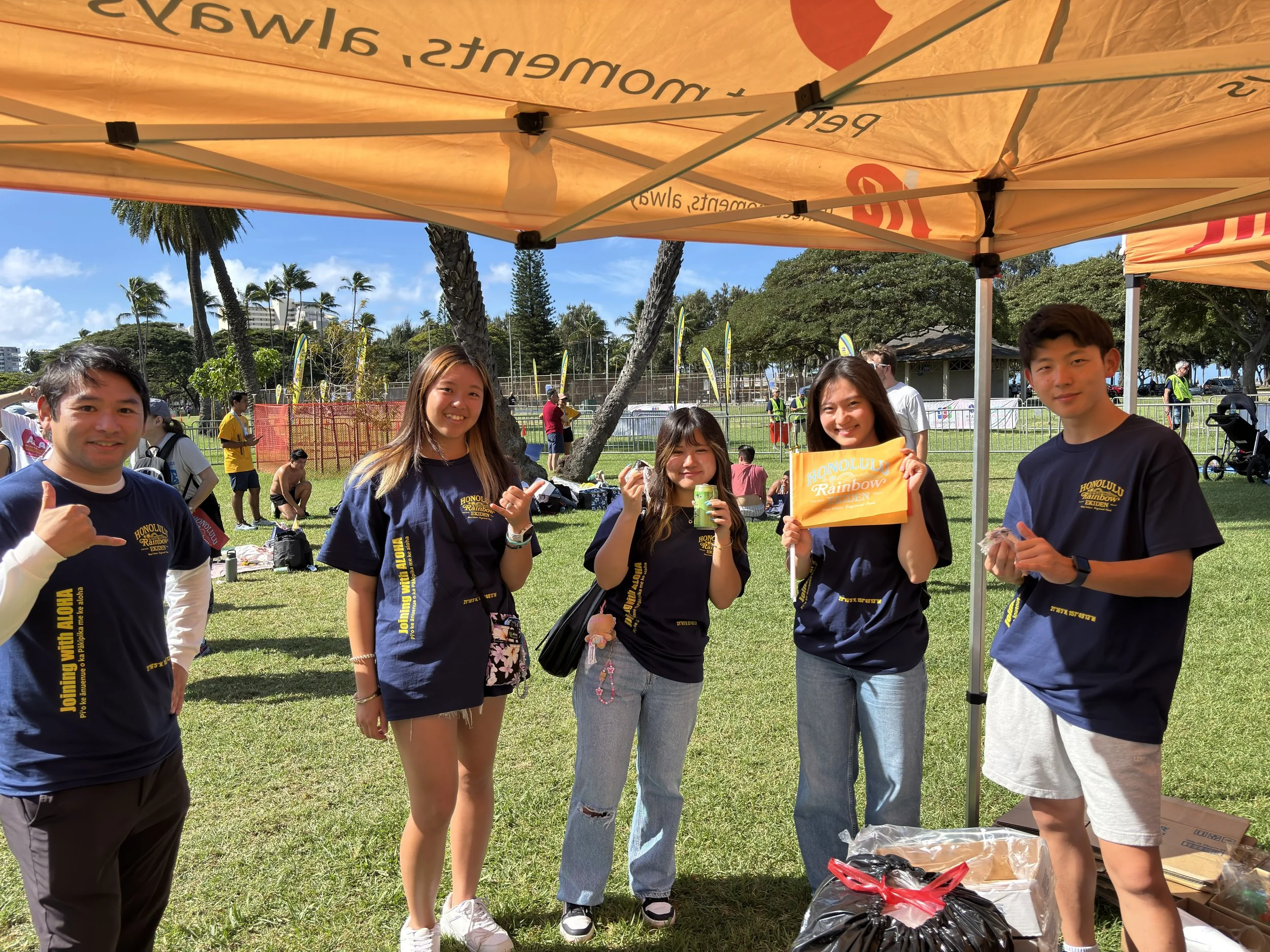 Students volunteering at Honolulu Marathon