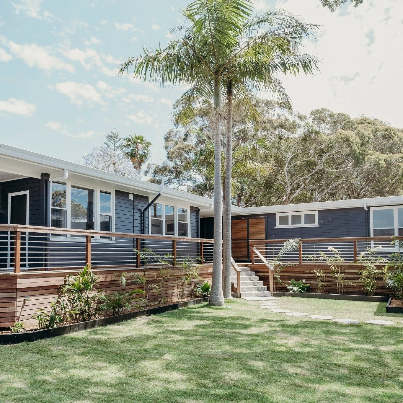 Before 🪴 ➡ After 🌴
It starts with a few plants&hellip; then suddenly, the garden 𝒎𝒂𝒌𝒆𝒔 𝒕𝒉𝒆 𝒉𝒐𝒍𝒊𝒅𝒂𝒚 🌿✨

#nelsonbay #shoalbay #weekendaway #travelnsw #sydneyweekender #escapesydney #nswcoast #beachholiday #weekendgetaway #nelsonpalms 