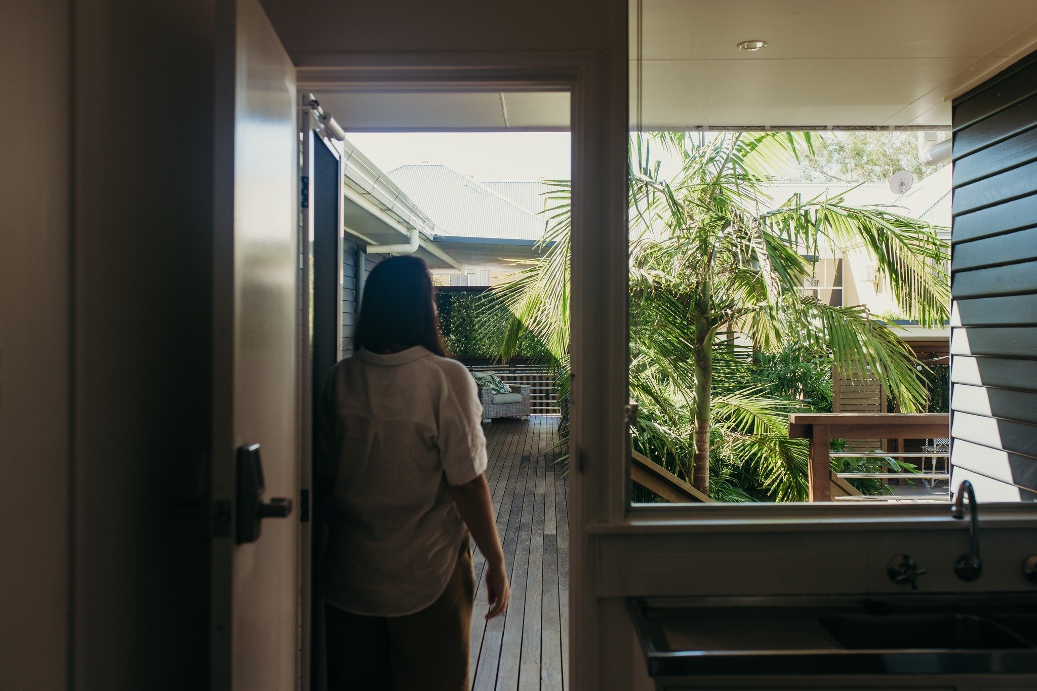 Our Queen Room with Garden Access leads directly out to the private garden and BBQ area - it's ideal for outdoor dining and evening gatherings ✨
.
.
#nelsonbay #shoalbay #weekendaway #travelnsw #sydneyweekender #escapesydney #nswcoast #beachholiday #