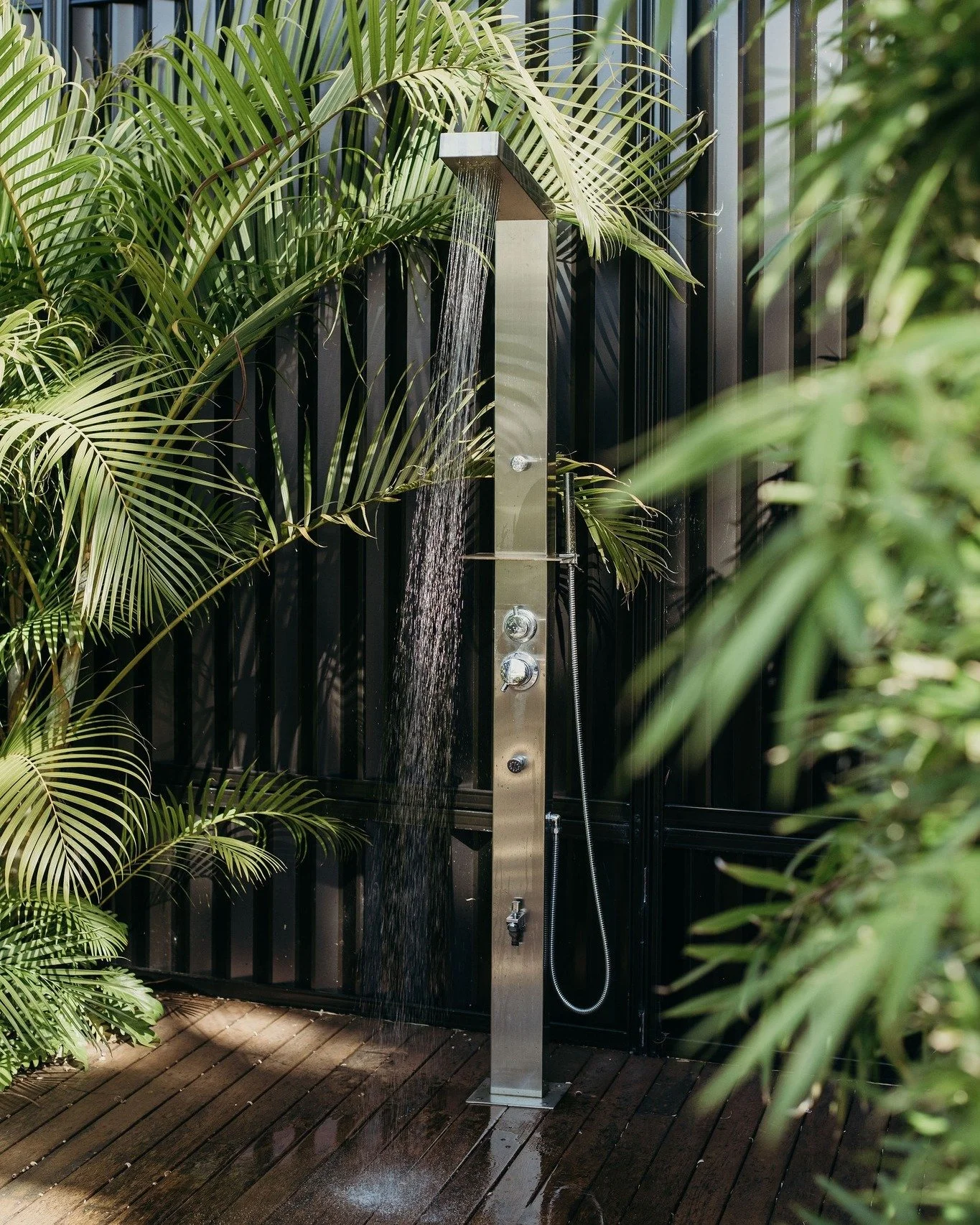 A favourite feature of 'The Cottage' is the outdoor shower amongst the palms 🌴Perfect to rinse the sand off after a walk to Little Beach or Shoal Bay Beach 🏖
.
.
.
#nelsonbay #shoalbay #weekendaway #girlsweekend #travelnsw #sydneyweekender #escapes