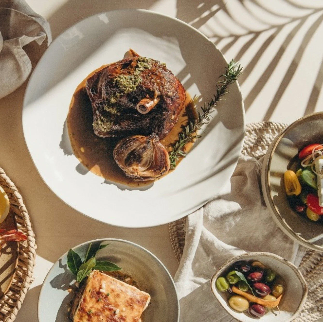 Booked in at #nelsonpalms? 
You need to book your table at one of our favourite restaurants @atmosshoalbay ~ amazing food, stunning location and delicious cocktails 👌

📷 @atmosshoalbay 

#shoalbaynsw #nelsonbaynswaustralia #nelsonbaynsw #holiday #p