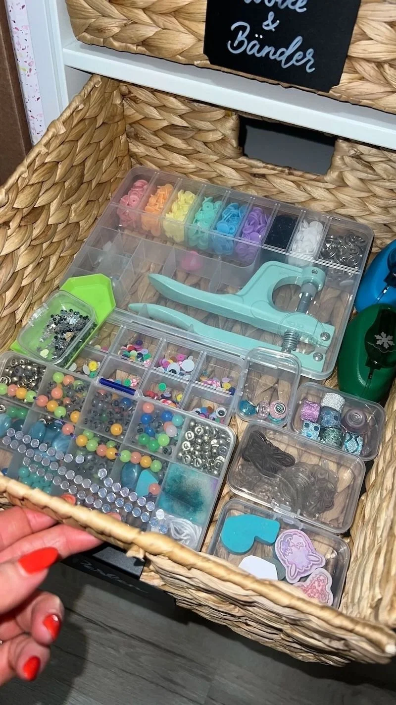 Aufbewahrungsbox mit verschiedenen bunten Perlen, Aufklebern und Bastelmaterialien, zum Basteln und Verzieren