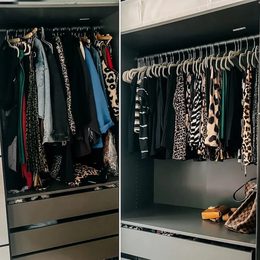 Zwei Kleiderschränke mit Kleidung, darunter verschiedene Jacken, Blusen, Kleider und Hosen, mit einigen Accessoires wie Taschen auf dem Boden