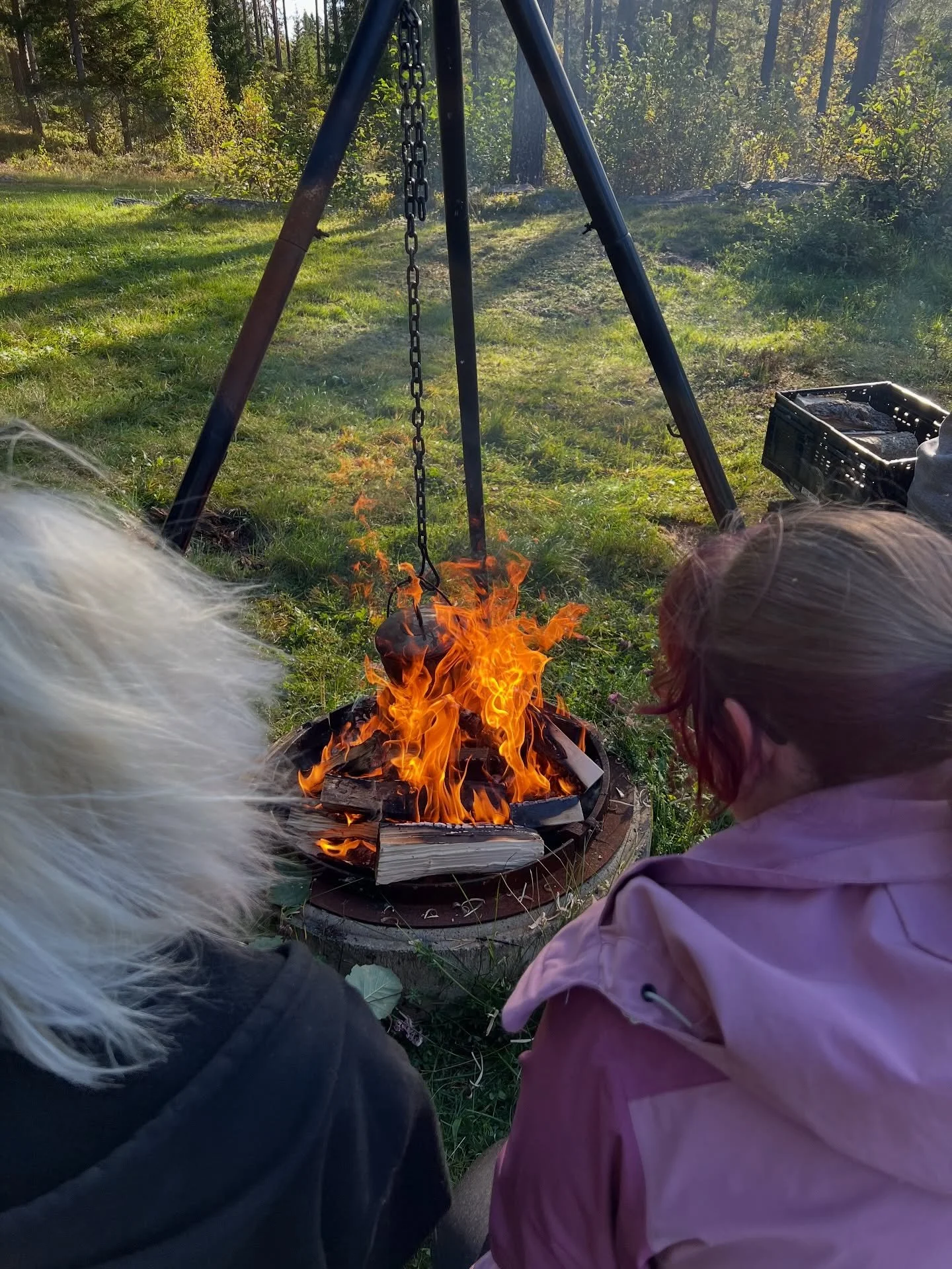 🔥 Valgfaget Gapahuk &amp; B&aring;l = ekte mandagskos!
Hver uke drar elevene ut til en ny gapahuk i n&aelig;romr&aring;det, der de lager mat og varm drikke p&aring; b&aring;let, og utforsker naturen rundt 🌲🍂
I dag gikk turen til Vestmarka ved Vest