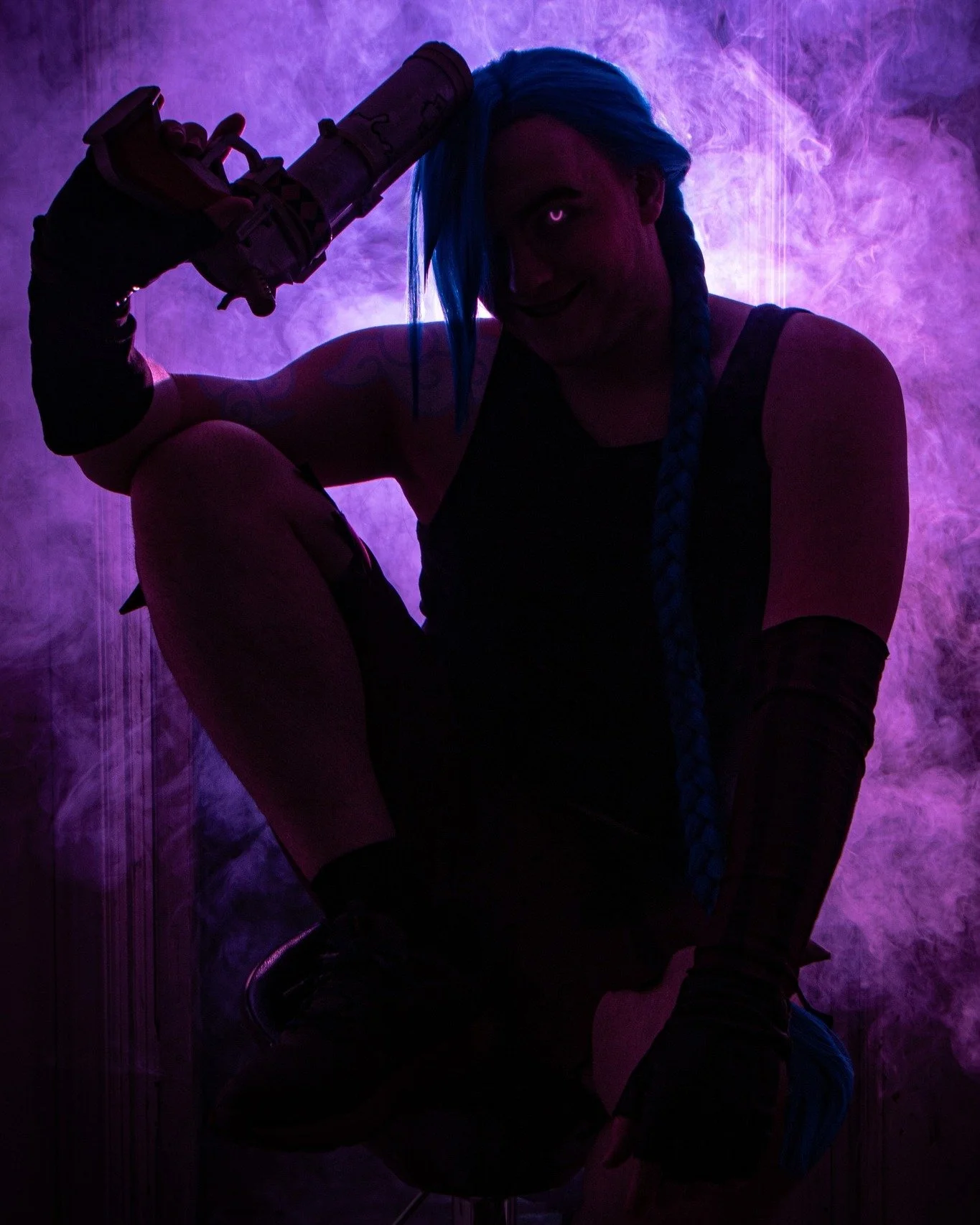 Chaos has entered the chat. 💥💜

Deacon (@shutdown.cos) som Jinx fra Arcane &ndash; fotografert under fjor&aring;rets final shoot p&aring; Cosplay &amp; Foto.

Og Deacon er ikke helt ferdig med Bjerkely enn&aring;&hellip; 👀
I &aring;r er han tilbak
