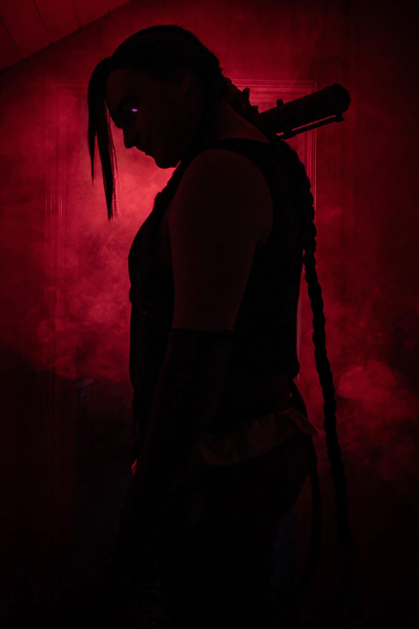 You saw the glowing eye.

That was your warning. 

Deacon (@shutdown.cos) som Jinx fra Arcane.

R&oslash;dt lys, r&oslash;yk og akkurat nok av karakteren i skyggene til at fantasien f&aring;r gj&oslash;re resten. 

Fra final shoot p&aring; Cosplay &a