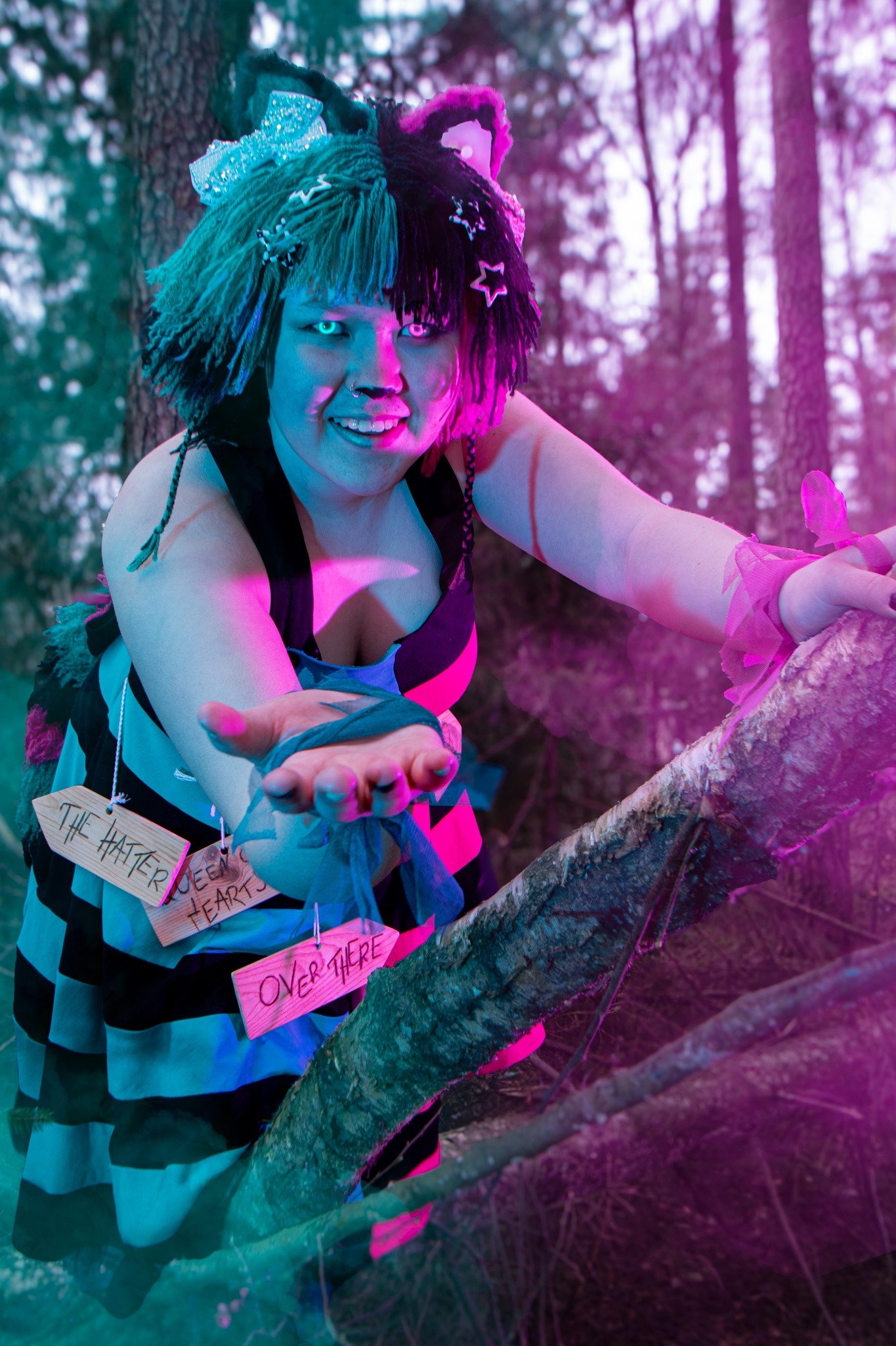 We're all mad here! ✨

Halloween n&aelig;rmer seg, og vi starter med et lite dykk ned i en magisk og sm&aring;gal verden! 

Julie @Juliehafell som The Cheshire Cat fra Alice in Wonderland! 

Med et lurt smil, sterke farger og en god dose galskap er d