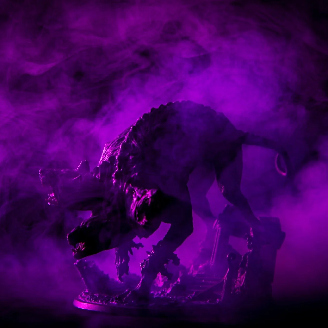 CERBERUS &ndash; UNDERVERDENENS VOKTER
Ved porten til d&oslash;dsriket st&aring;r en fryktinngytende vokter.
Tre hoder. Seks &oslash;yne. Og ett eneste oppdrag.
&Aring; vokte inngangen til underverdenen.
Cerberus, den lojale vakthunden til underverde