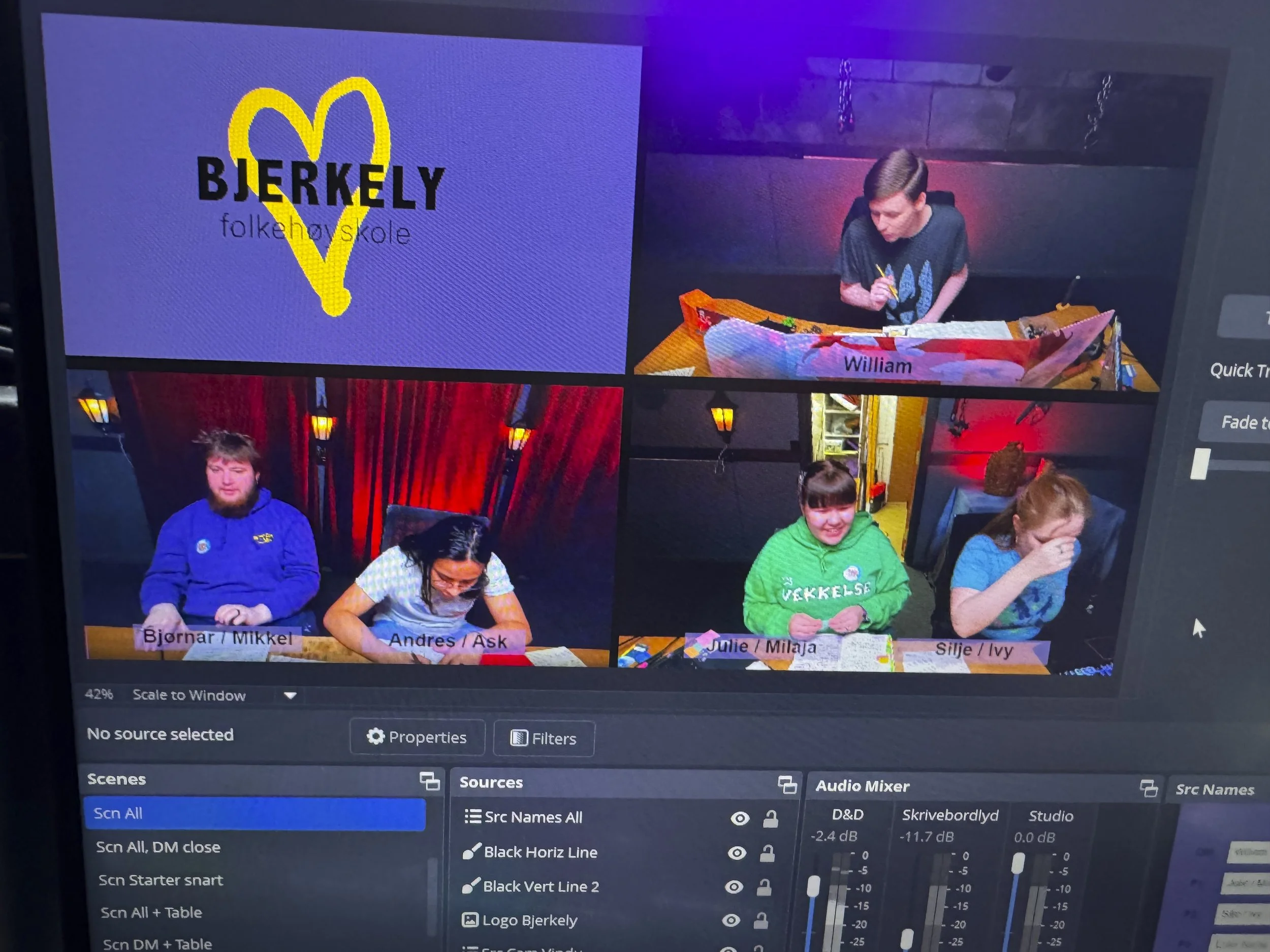 En skjermbilde av en videokonferanse med fire personer, en med navnet William, en Bjornar/ Mikkel, en Andre/ Ask, Julie/ Milaja og Silje/ Ivy, med en logo for Bjerkely folkehøyskole i øvre venstre hjørne.