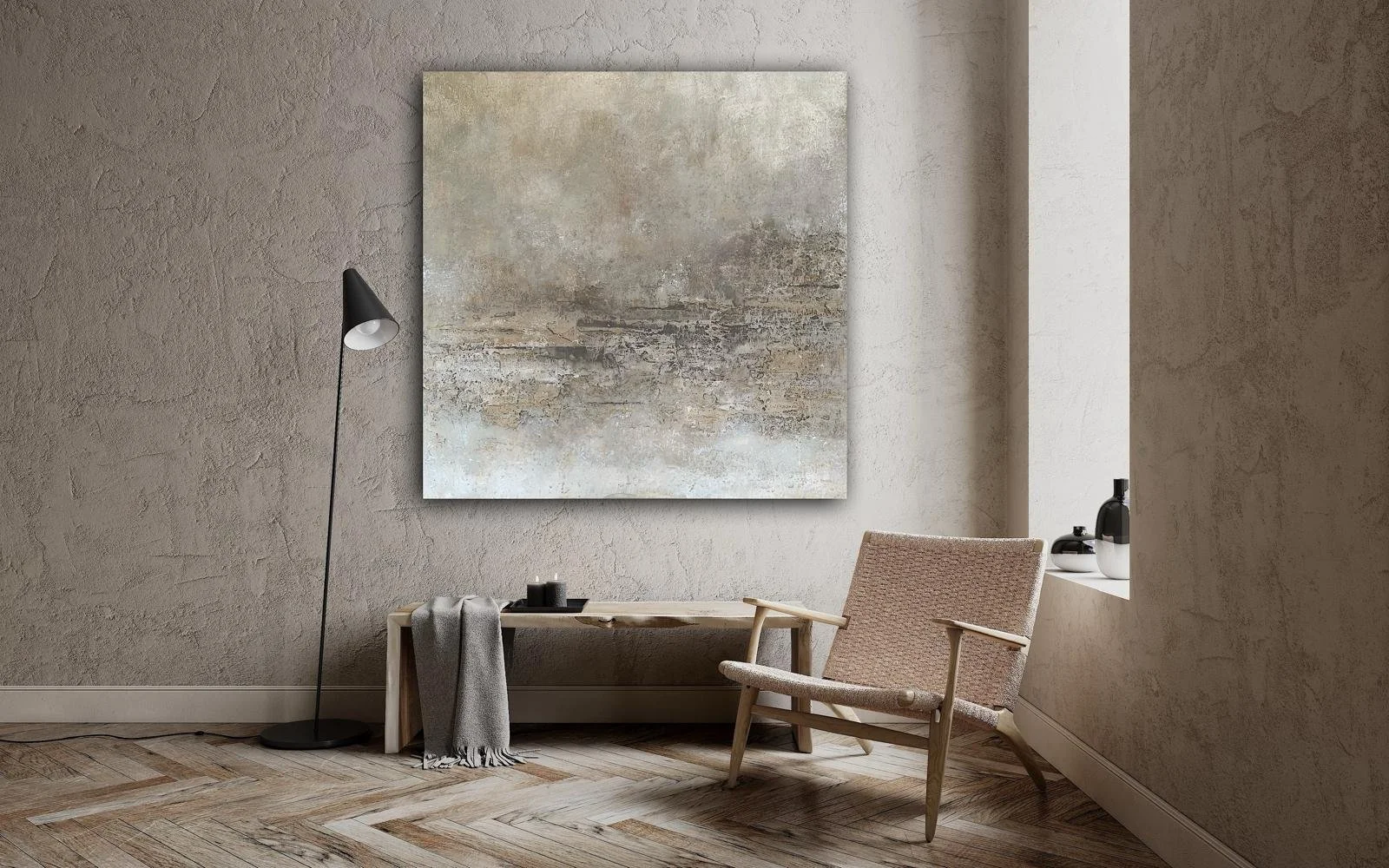 Minimalistisch interieur met een houten stoel, een klein bijzettafeltje, een schilderij, en een floor lamp in een ruimte met beige muren en houten vloer.